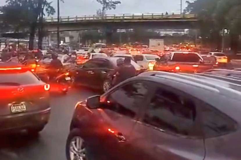 Lluvia, accidentes y poste caído paralizan el Periférico