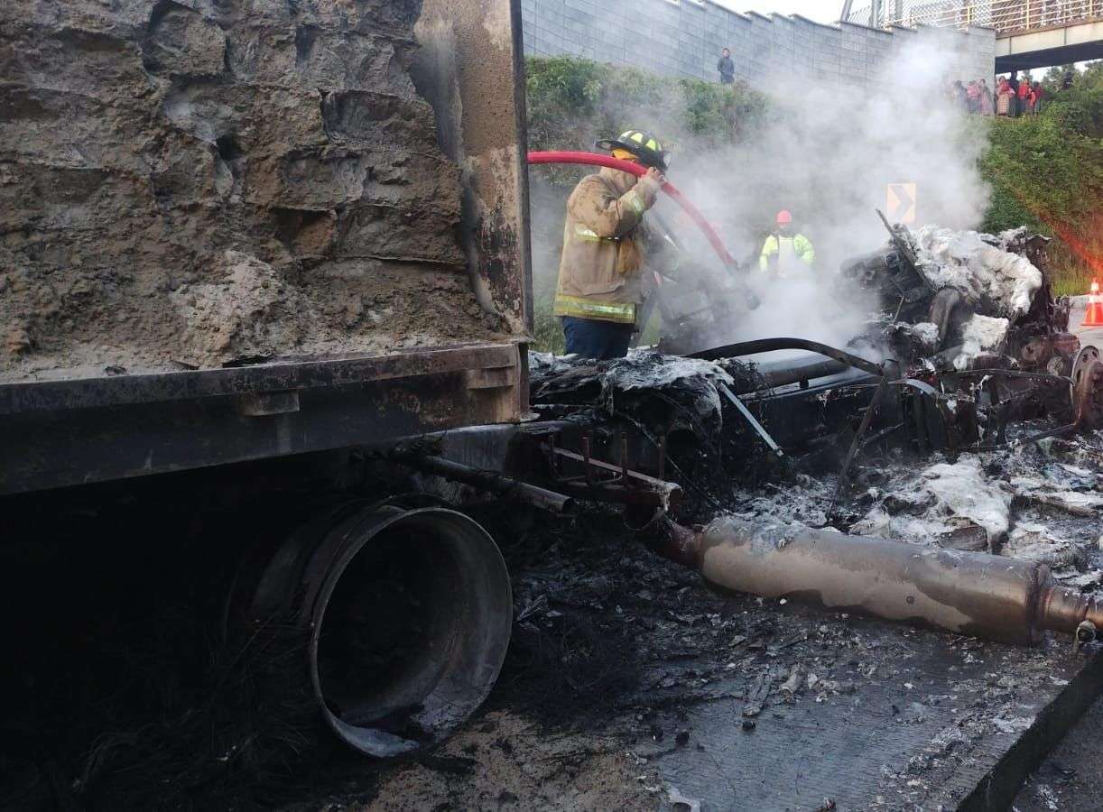 Tráiler cargado de cemento se incendia en ruta a Xenacoj