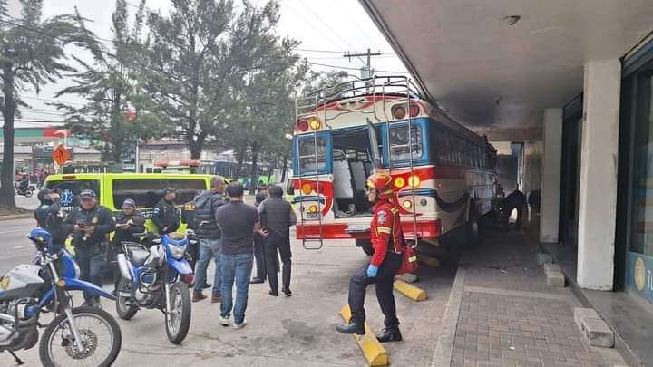 ÚLTIMA HORA | Ataque armado deja bus empotrado y varios heridos en Calzada San Juan