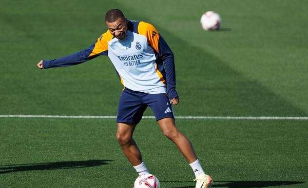 Mbappé regresa a un once inicial, con Tchouaméni de central