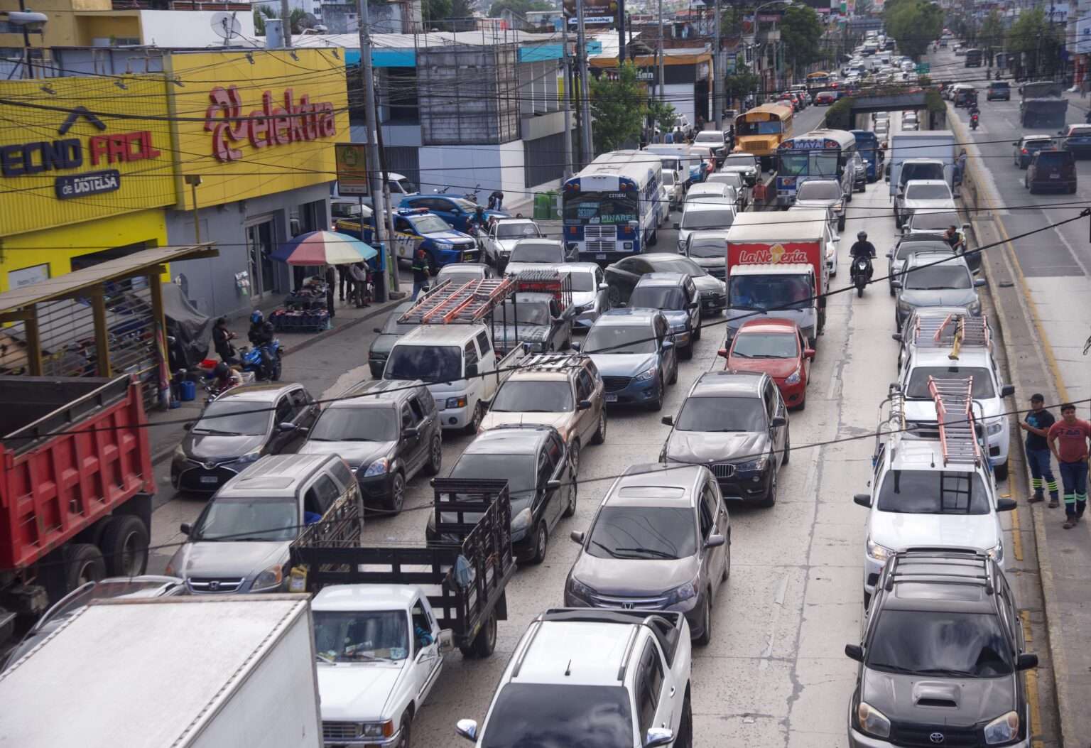 Manifestantes solicitan la reparación de sus carreteras calle martí