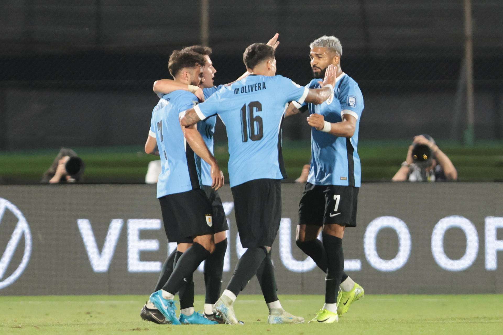Uruguay le pone fin a la mala racha con una gran victoria ante Colombia
