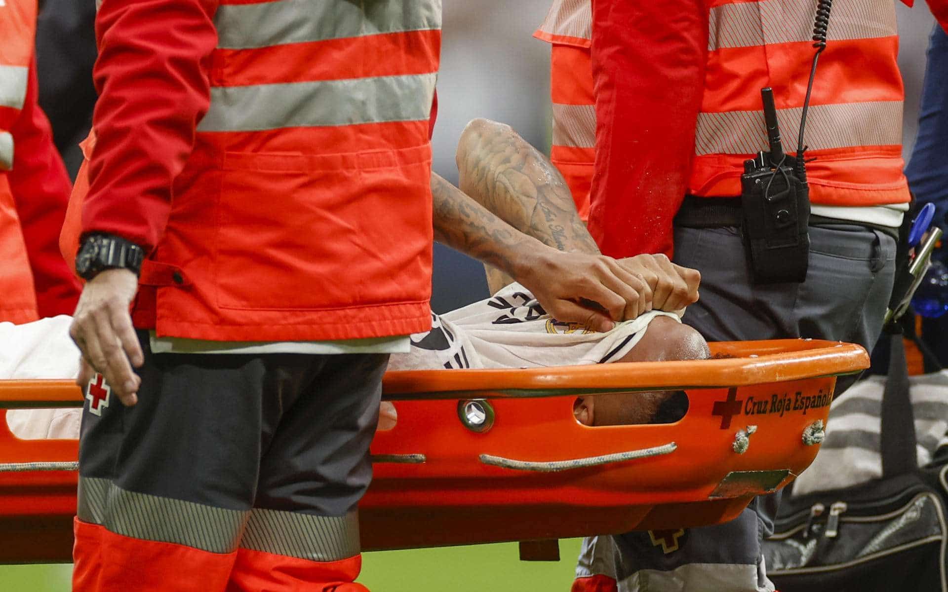 Militão, retirado en camilla tras nueva dolencia de rodilla