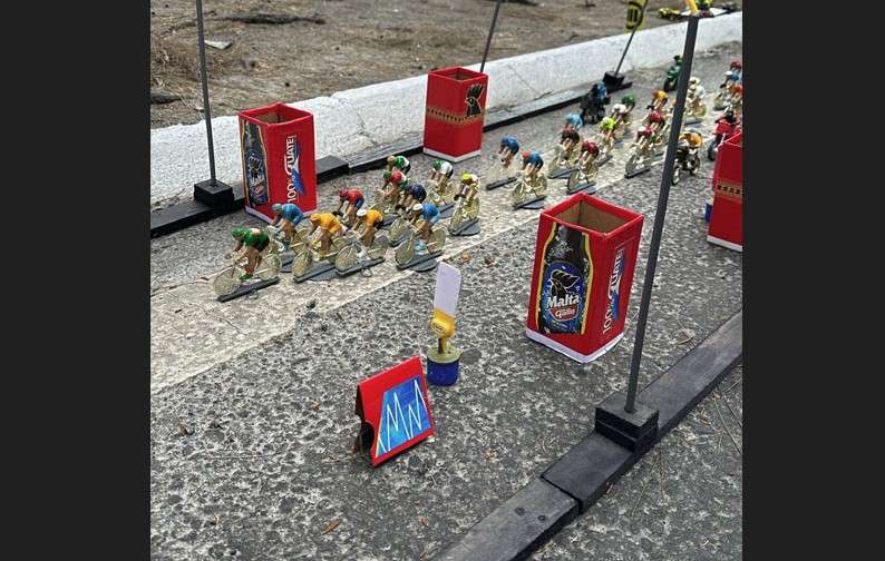 EN VIDEO | Aficionado cumple siete años de elaborar caravana ciclística a escala