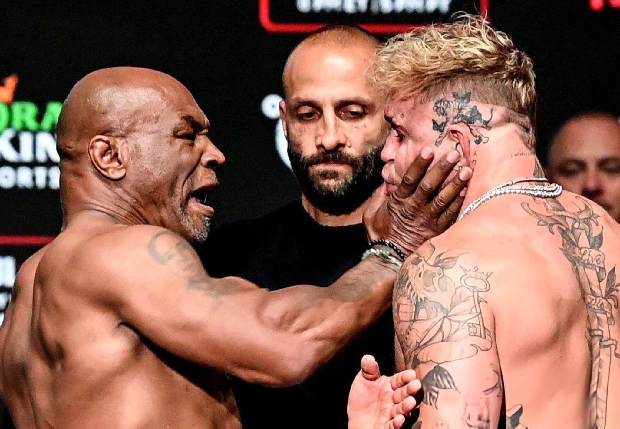 EN VIDEO | ¡Tensión en el pesaje! Mike Tyson abofetea a Jake Paul