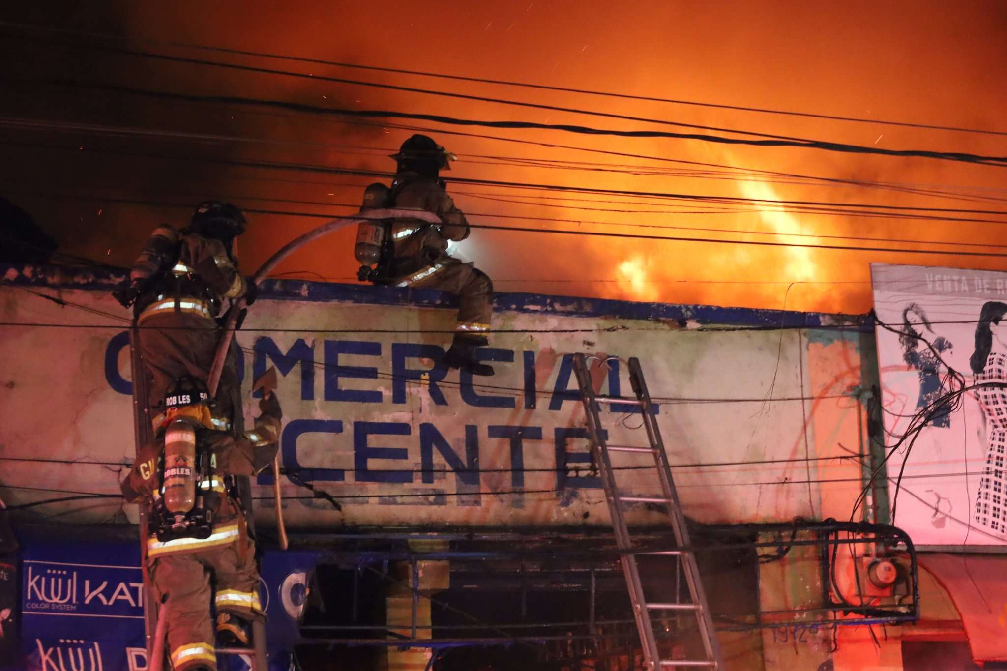 EN IMÁGENES | Así se vivió el incendio que consumió dos locales en zona 1