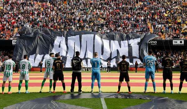 Mestalla homenajea a las víctimas con tifo de Senyera y un gran lema: ‘Amunt Valencians’