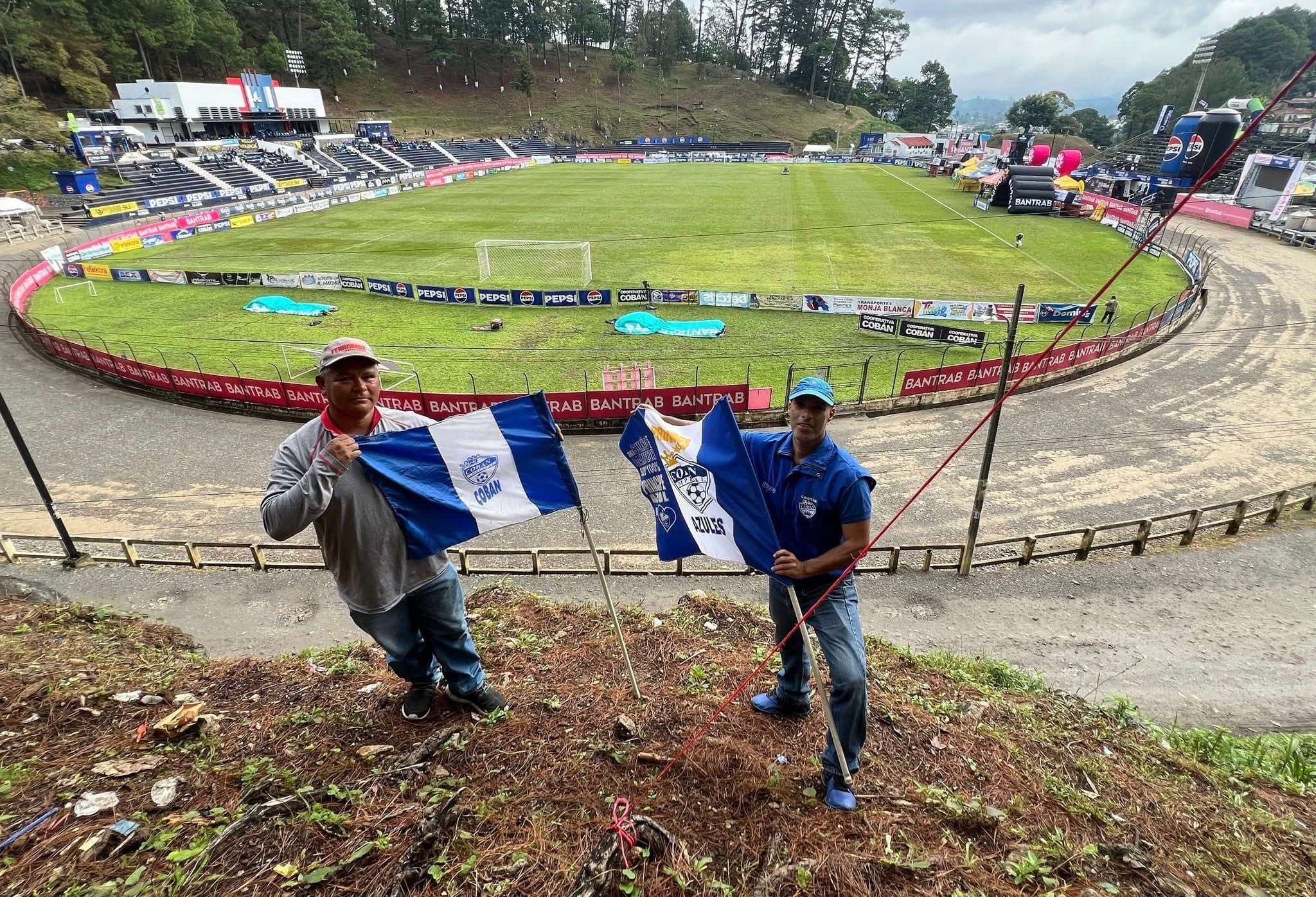 Primeros aficionados en entrar ya esperan el juego en el Estadio Verapaz