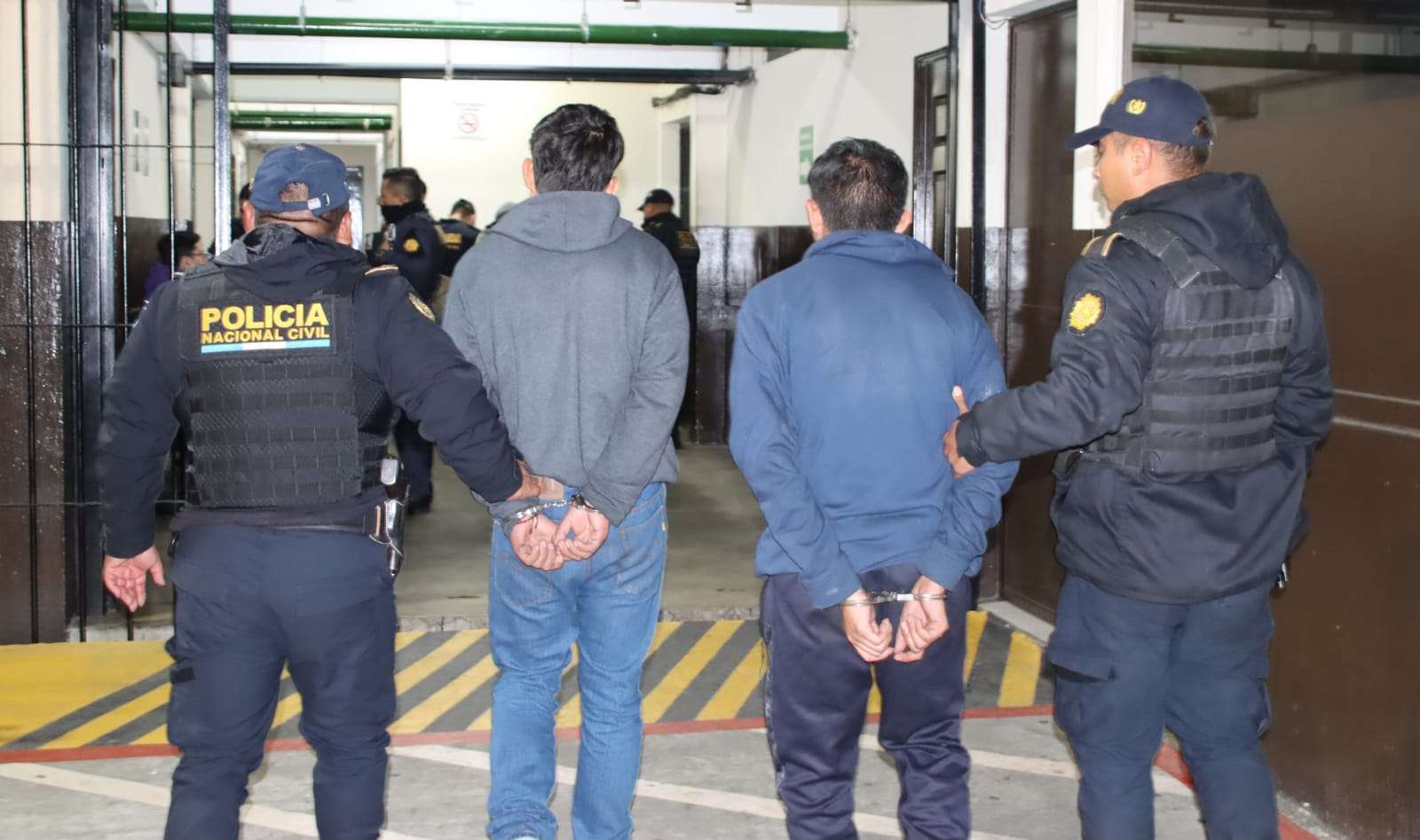 EN FOTOS | Moto robada y arma ilegal ¿Quiénes son los capturados en Mixco?