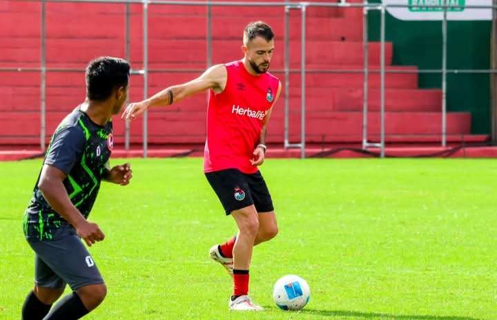 Rodrigo Saravia juega su primer partido con Municipal