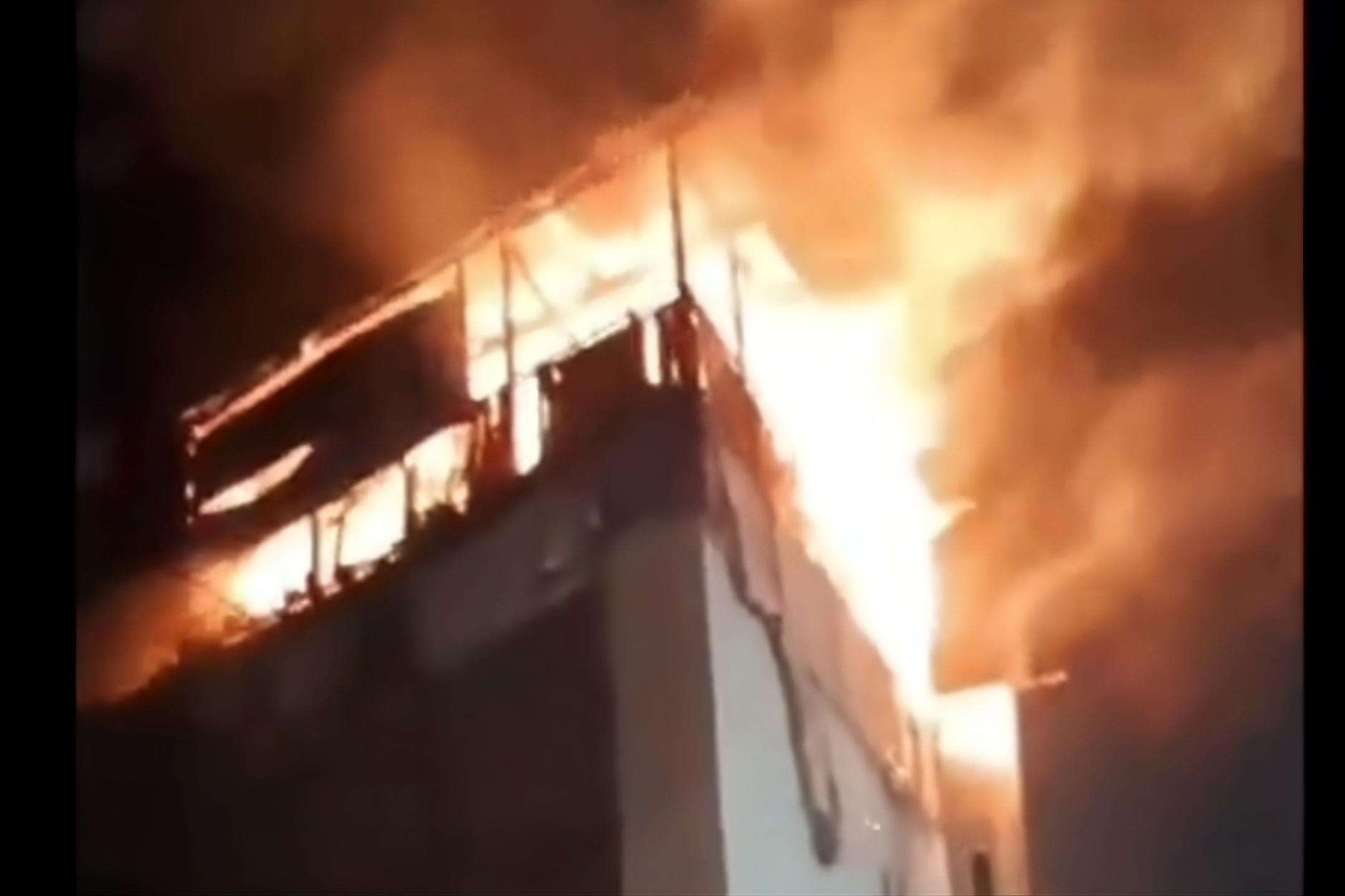 EN VIDEO | Incendio consume una librería en Sololá