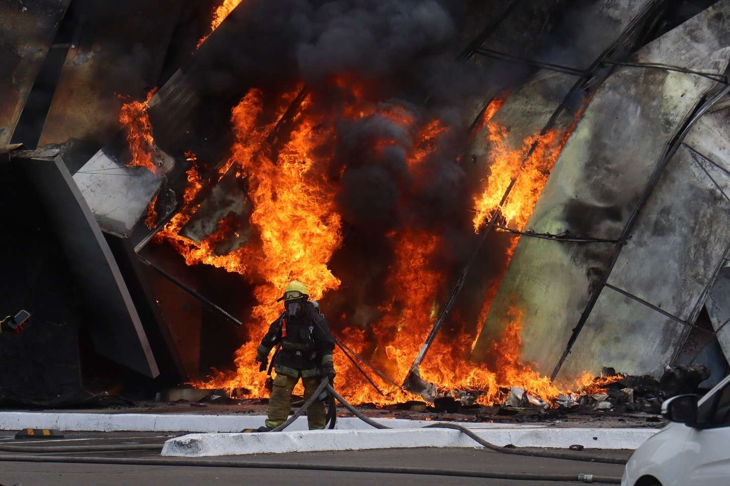 EN IMÁGENES | Fuerte incendio consume casino en plaza comercial en México