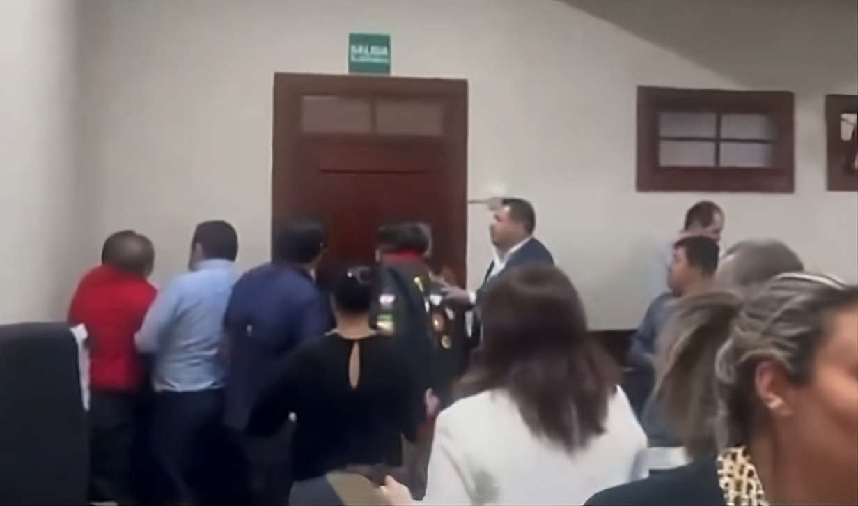 EN VIDEO | A los empujones se fueron en reunión de la bancada del partido VOS