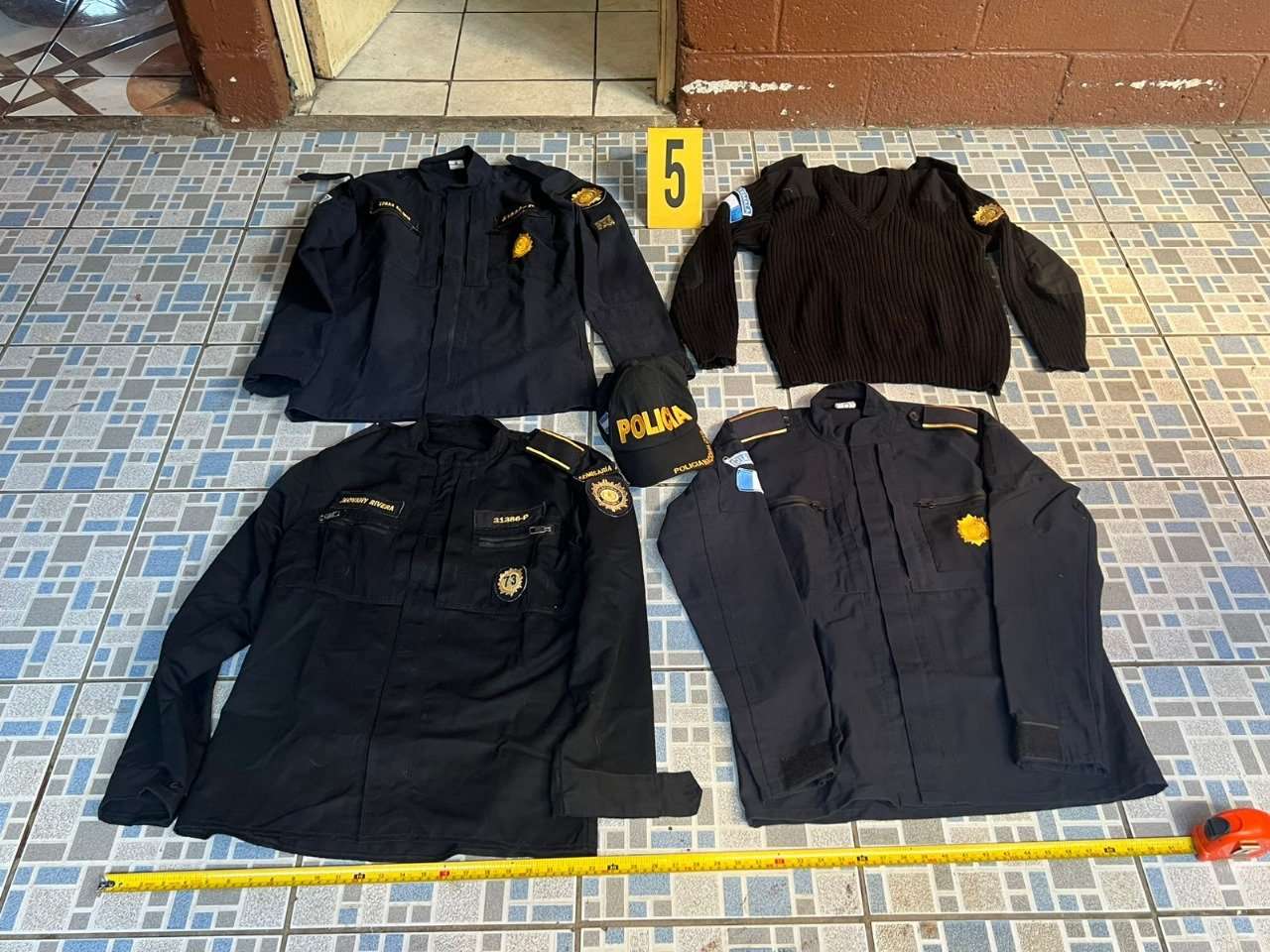 EN FOTOS | Allanamiento en Tecpán revela presuntos ilícitos cometidos por agente de la PNC