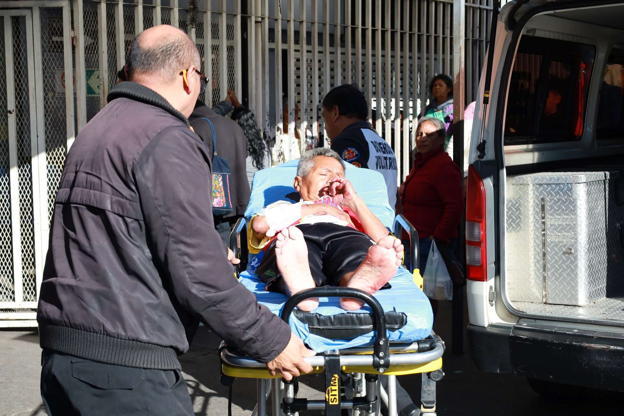 Hombre de 60 años es atacado por jauría de perros