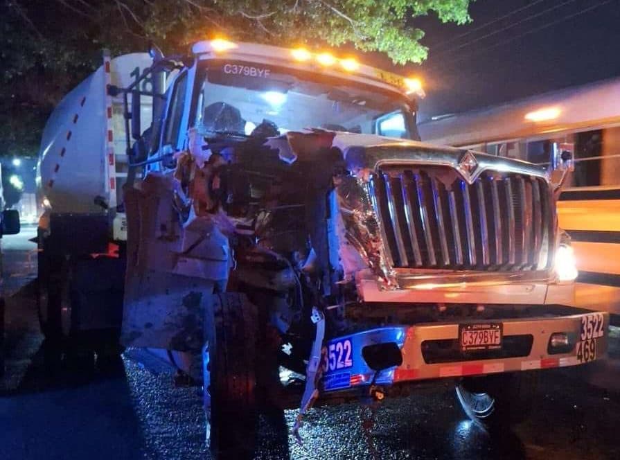 EN FOTOS | Bus escolar y camión colisionan en Villa Nueva