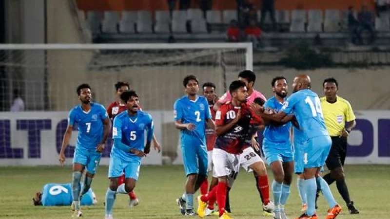 ¿Patadas voladoras y golpes a la cara? Así fue este partido en Bangladesh