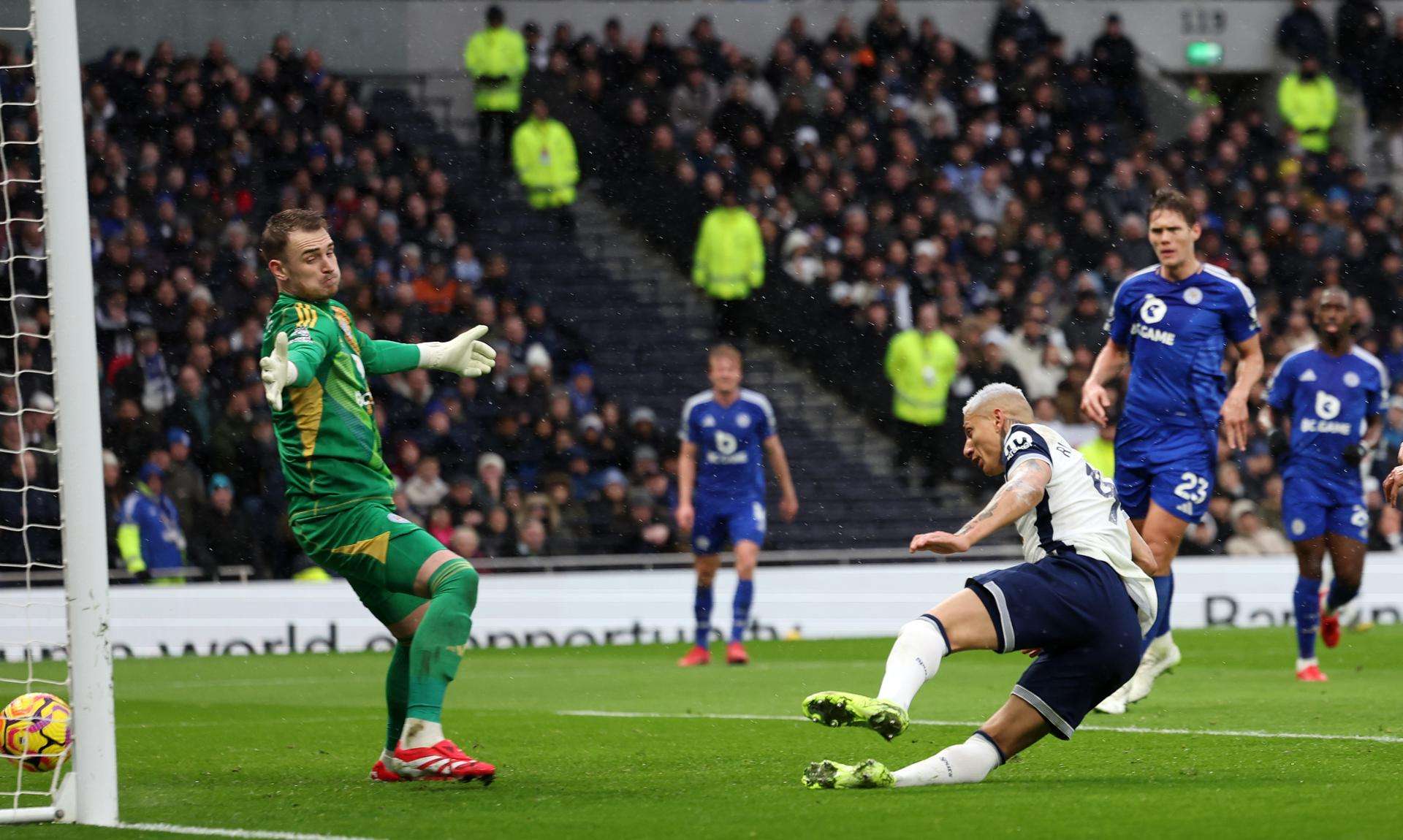 Crisis total del Tottenham y resurrección del Leicester