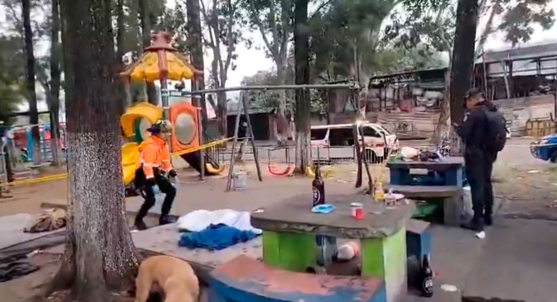 EN VIDEO | Localizan a hombre muerto en parque infantil en zona 2 de Villa Canales