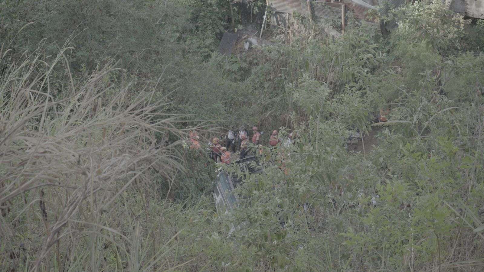 Bus extraurbano cae a calzada la paz zona 6