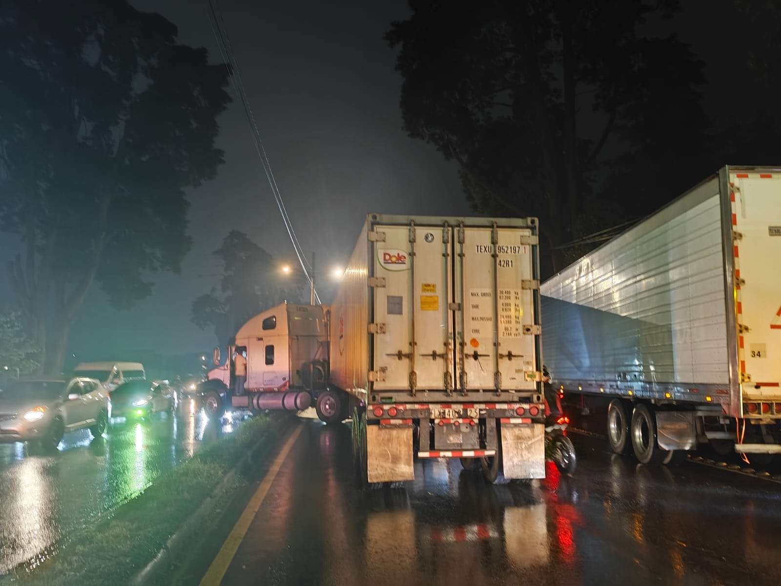 EN FOTOS | Este es el estado del tráfico tras choque de tráileres en Carretera a El Salvador