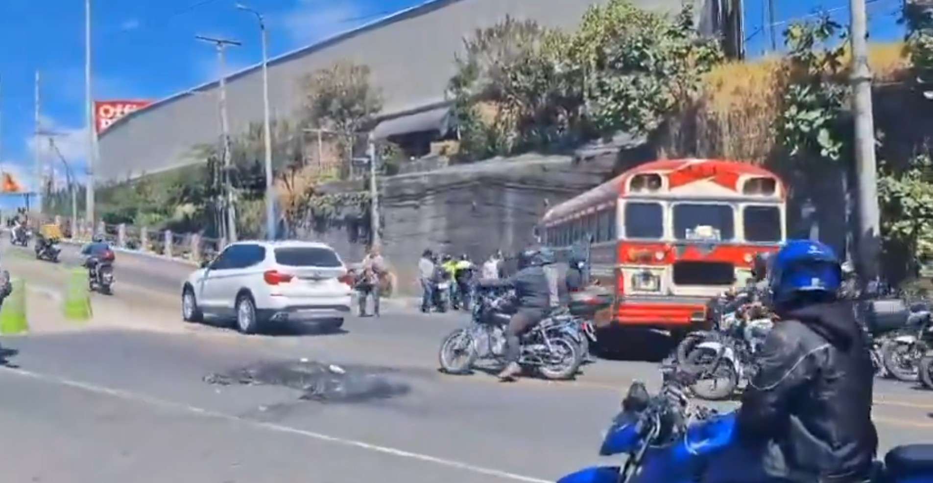 Última hora | Liberan paso en Bulevar San Cristóbal tras horas de bloqueo