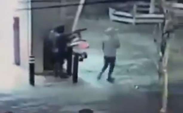 EN VIDEO | Desconocidos armados disparan al azar en estación de metro en Bruselas