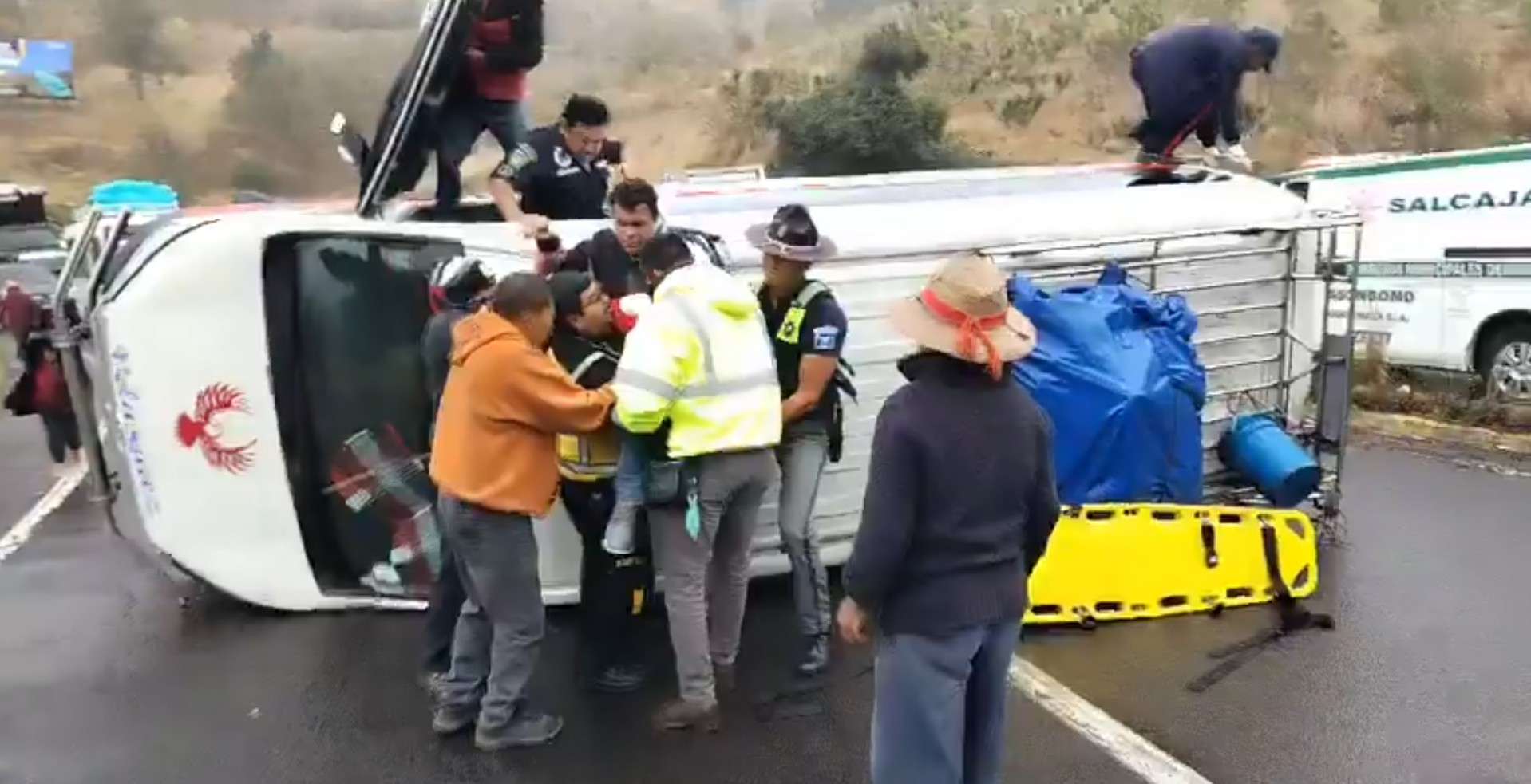 ÚLTIMA HORA | Microbús vuelca y deja a un herido en Totonicapán