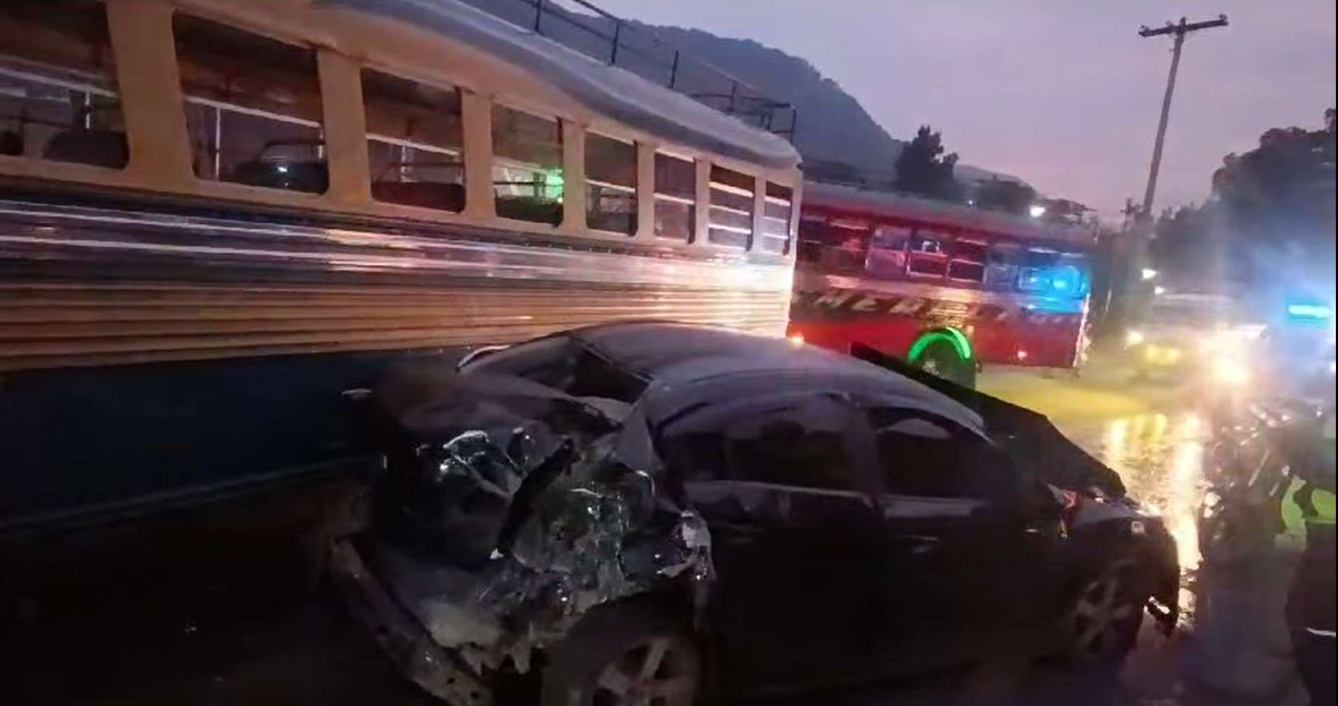 ÚLTIMA HORA | Colisión entre bus y automóvil complica el tráfico en ruta al Pacífico