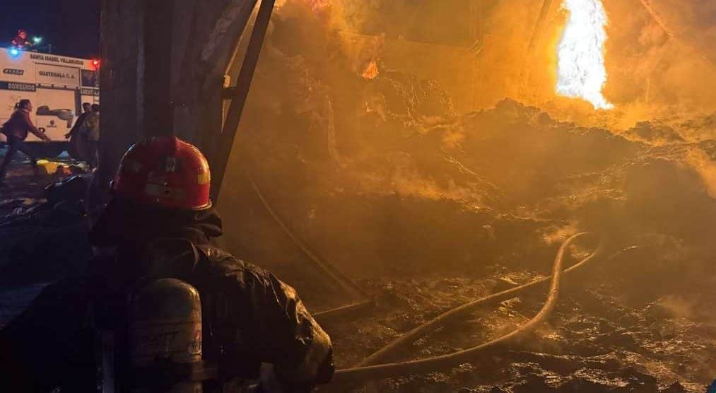 EN FOTOS | Incendio en recicladora deja una persona fallecida