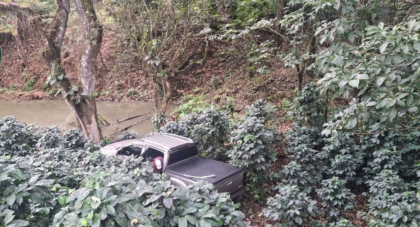 Picop cae a barranco en zona 16 y complica el tránsito