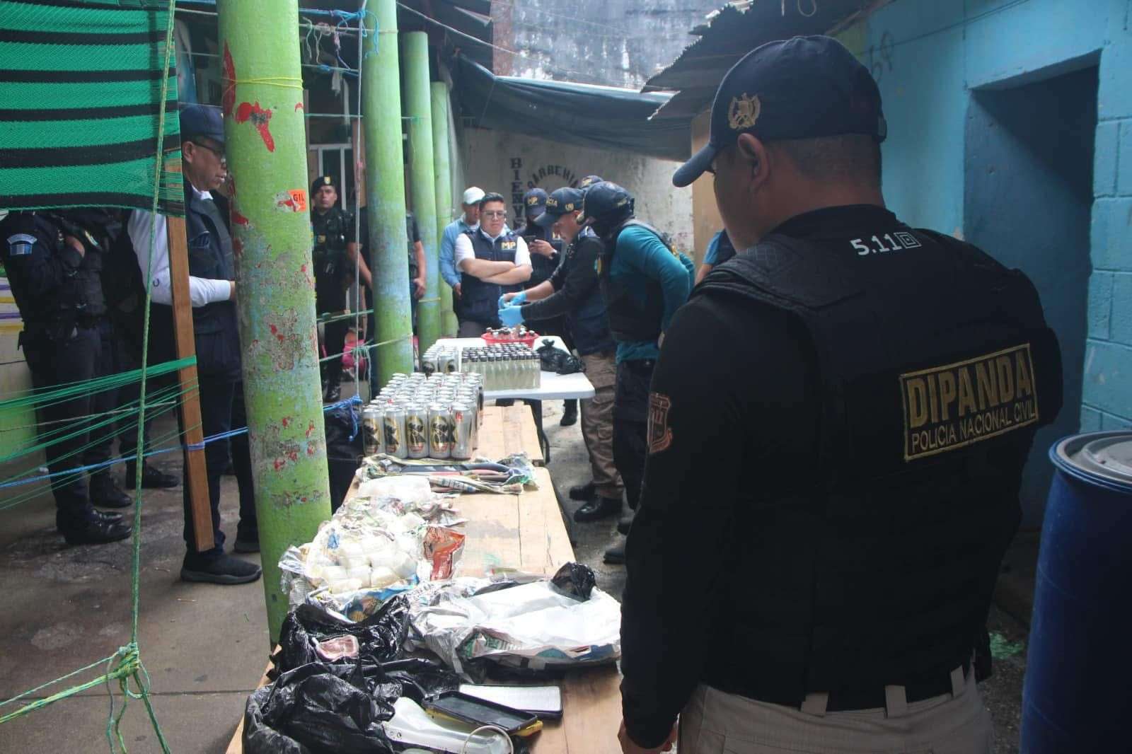 Requisa en cárcel de Alta Verapaz revela caletas con licor