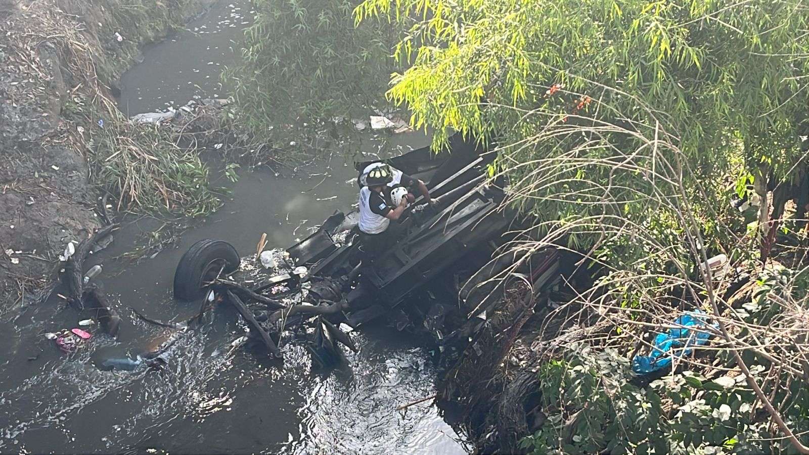 EN AUDIO | Así trabaja CONRED en donde un bus cayó a un barranco en Calzada La Paz