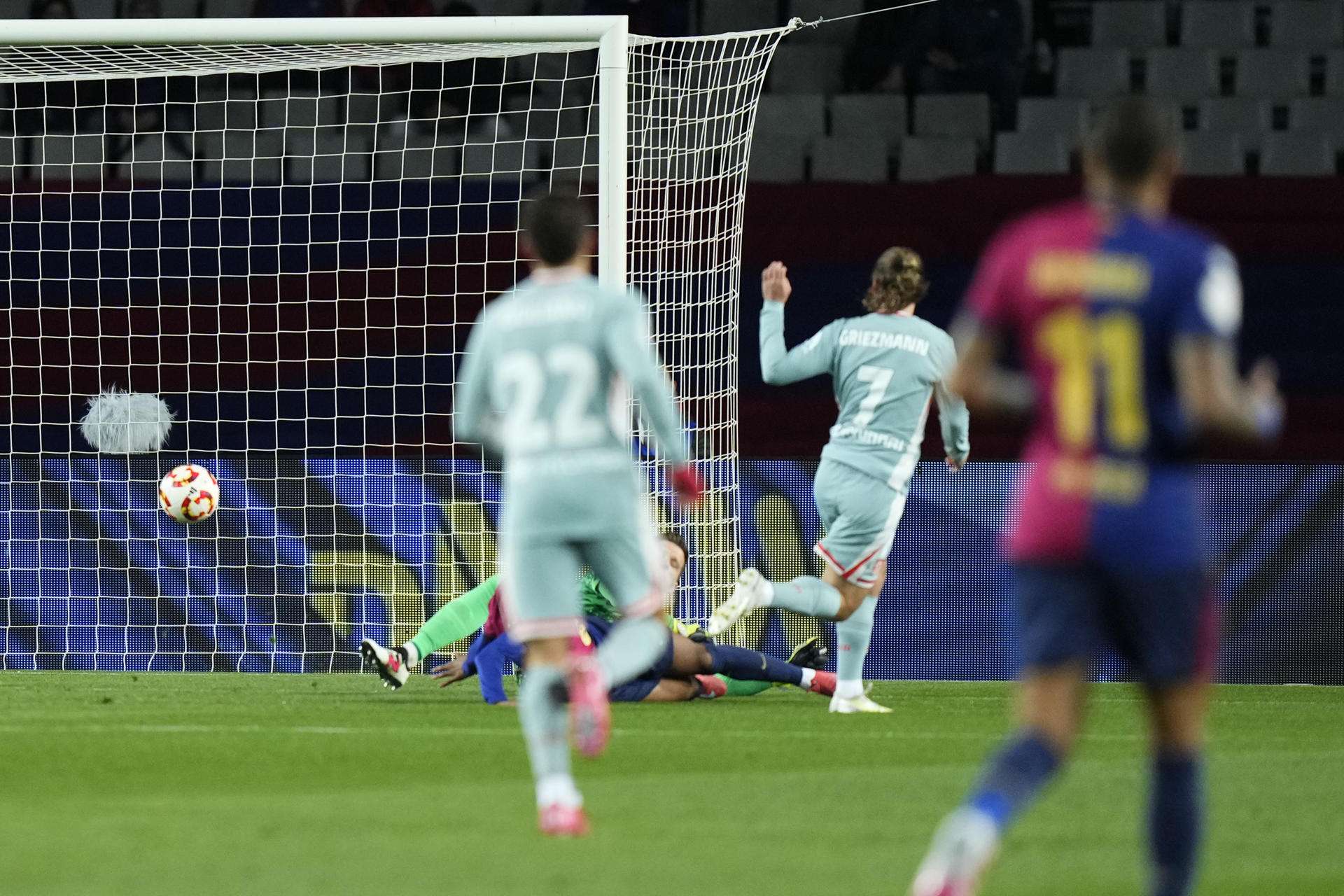 ¡Partidazo en Montjuic! Barcelona y Atlético protagonizan un épico 4-4 en la Copa del Rey