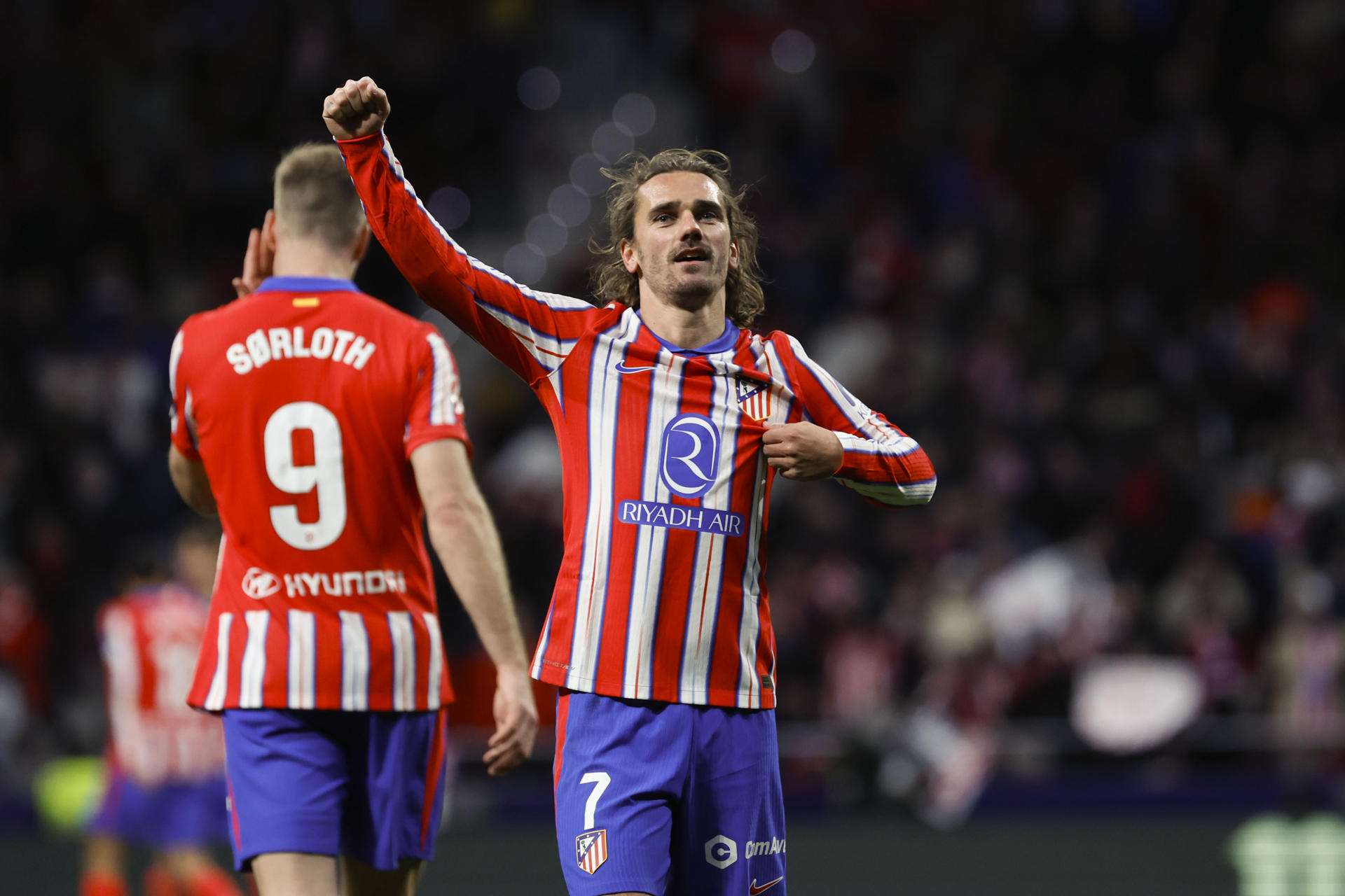 Atlético de Madrid golpea, sufre y gana rumbo al derbi del Bernabéu