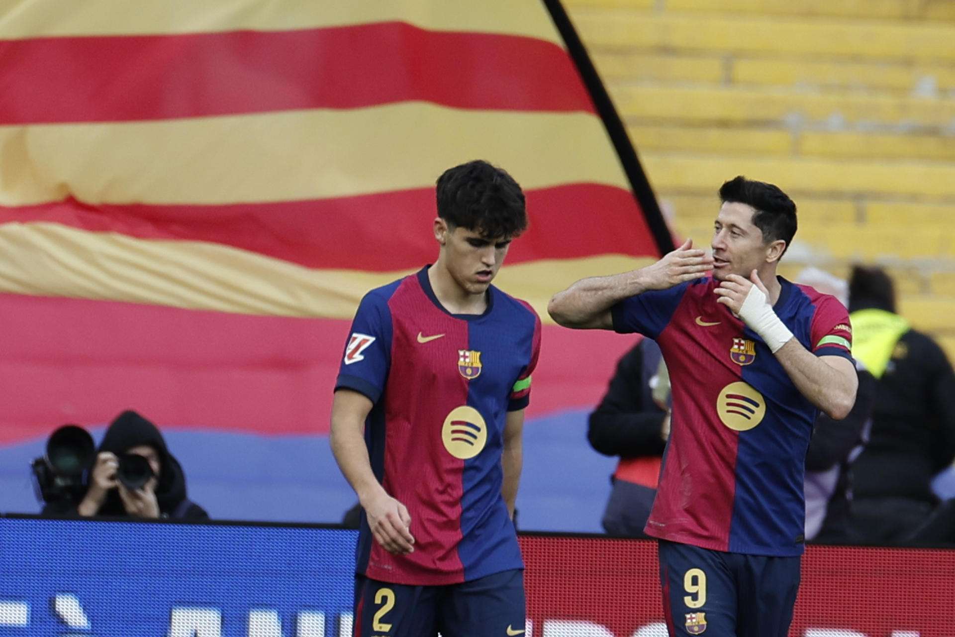 Lewandowski acerca al Barcelona a cuatro puntos del Real Madrid