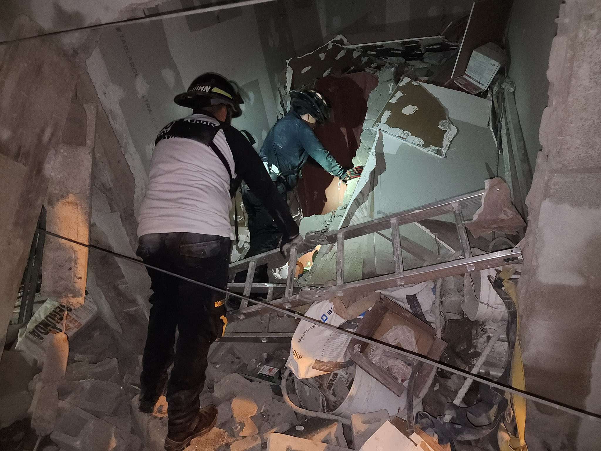 Desplome de vivienda deja tres heridos en zona 7