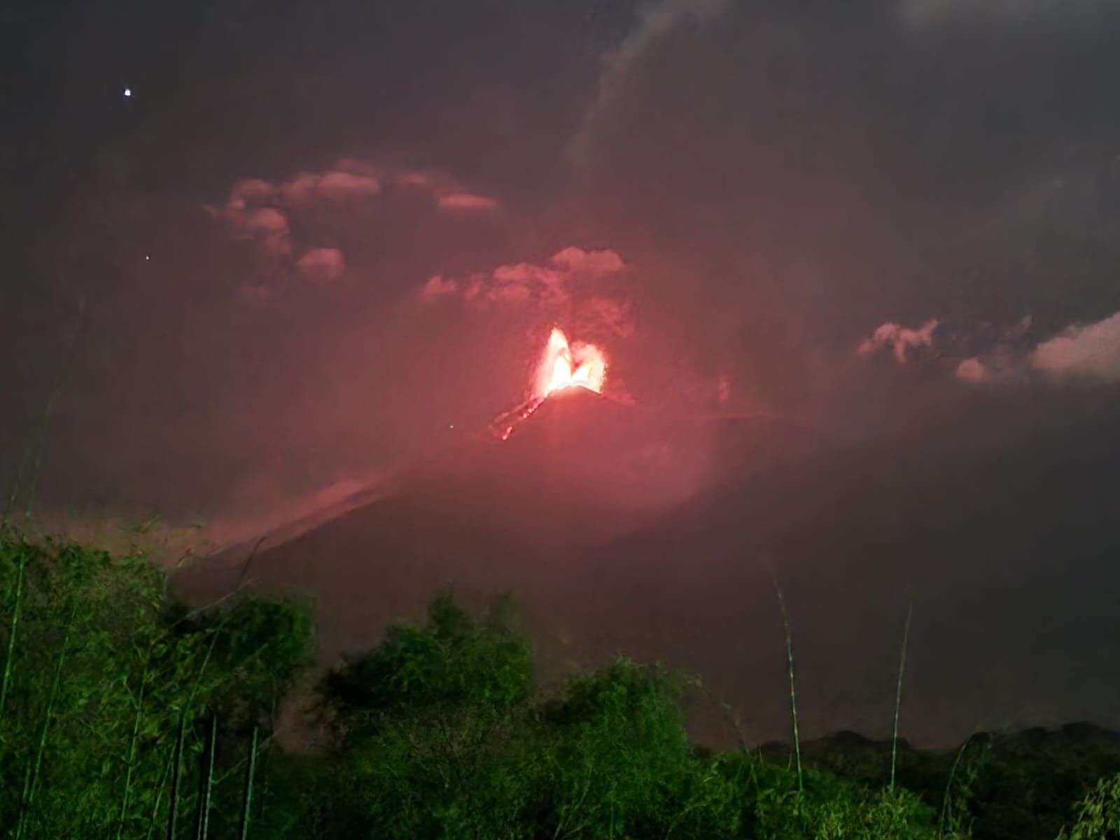 ÚLTIMA HORA | Declaran alerta naranja por erupción efusiva del Volcán de Fuego