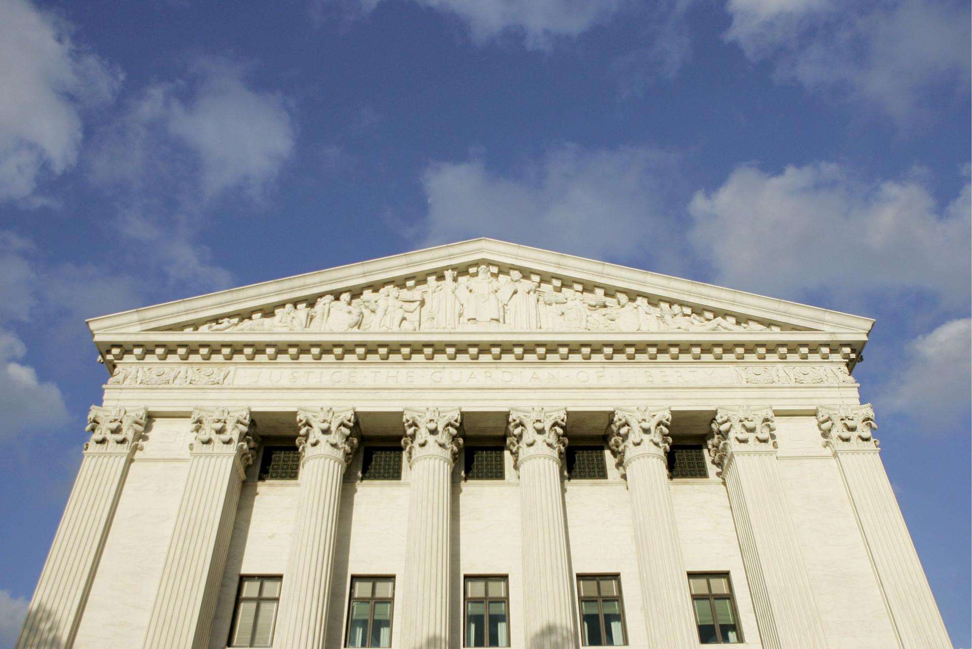 El Gobierno de Trump pide al Supremo frenar la readmisión de funcionarios despedidos