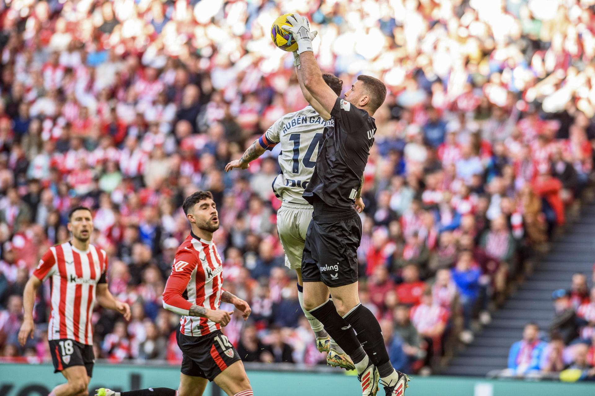 Osasuna vuelve a sacar tajada en su visita a San Mamés