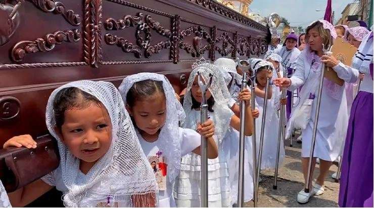 Pequeños cucuruchos llenan de fe las calles de La Antigua este 29 de marzo