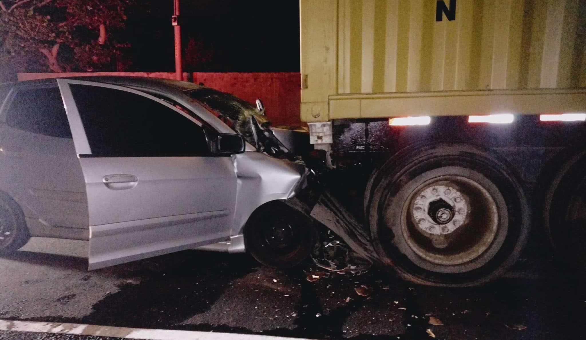 Vehículo colisiona contra camión y deja un muerto en Sacatepéquez