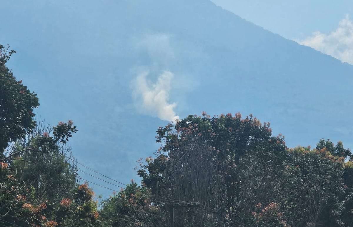 ÚLTIMA HORA | Incendio en el volcán de Agua moviliza a brigadas de emergencia