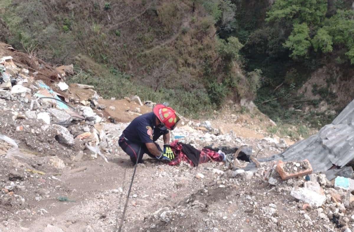 EN FOTOS | Encuentran cadáver en terreno baldío de Mixco