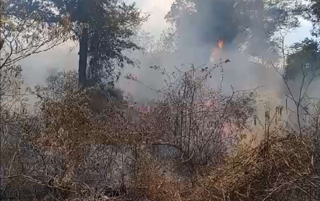 Incendio forestal se reactiva en San Miguel Petapa y amenaza con expandirse
