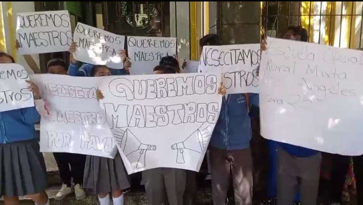 ¡10 horas a la semana! Padres de familia luchan por más maestros en la Escuela Rural Mixta «Los Ángeles»