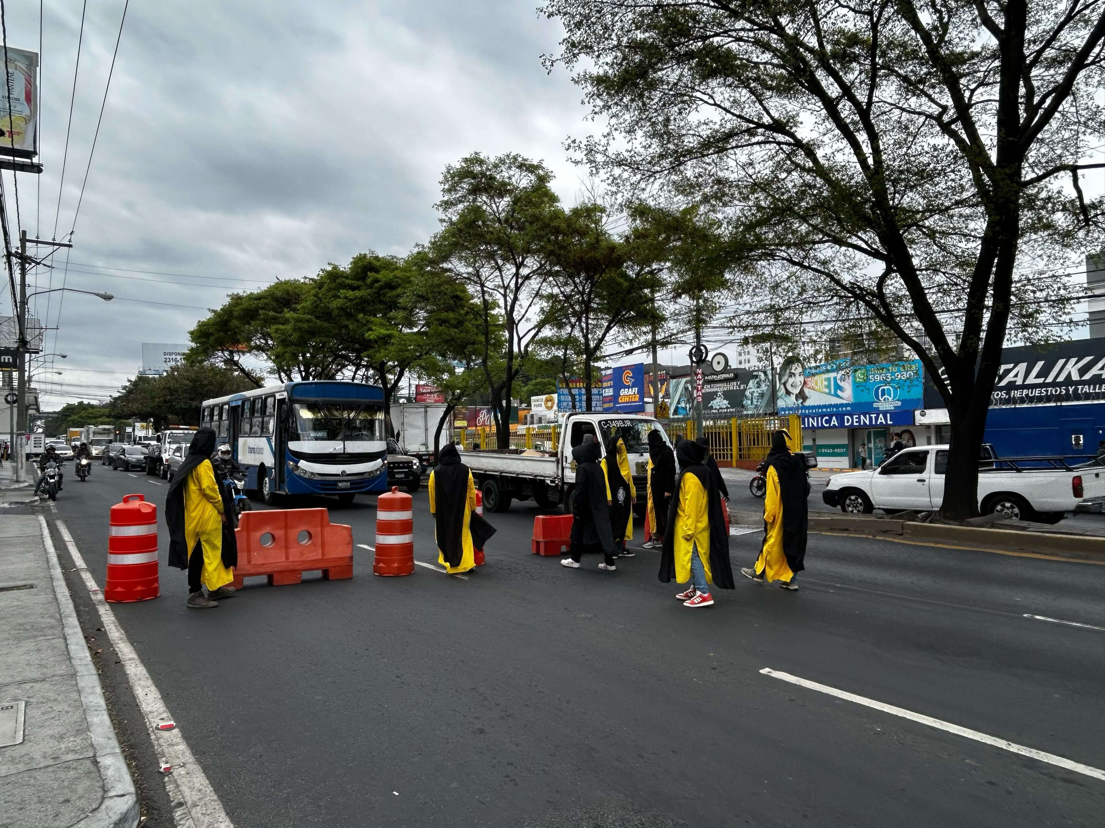 Encapuchados de la USAC bloquean la avenida Petapa en protesta contra el seguro obligatorio
