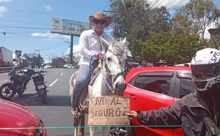 ¿Así me ahorro el seguro? Guatemalteco llega a la manifestación contra el seguro obligatorio a caballo