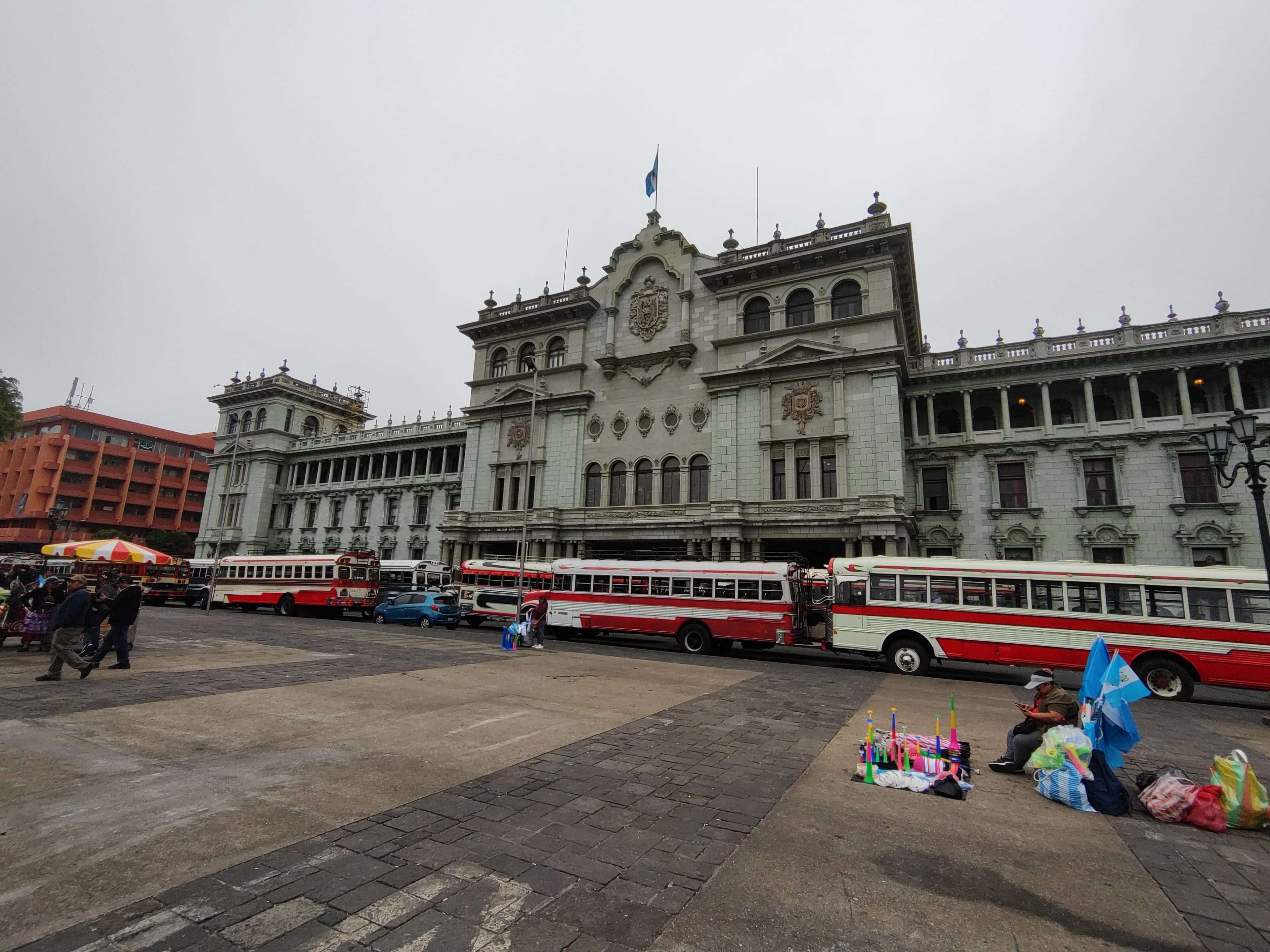 EN IMÁGENES | Así luce la manifestación de buses extraurbanos frente al Palacio Nacional