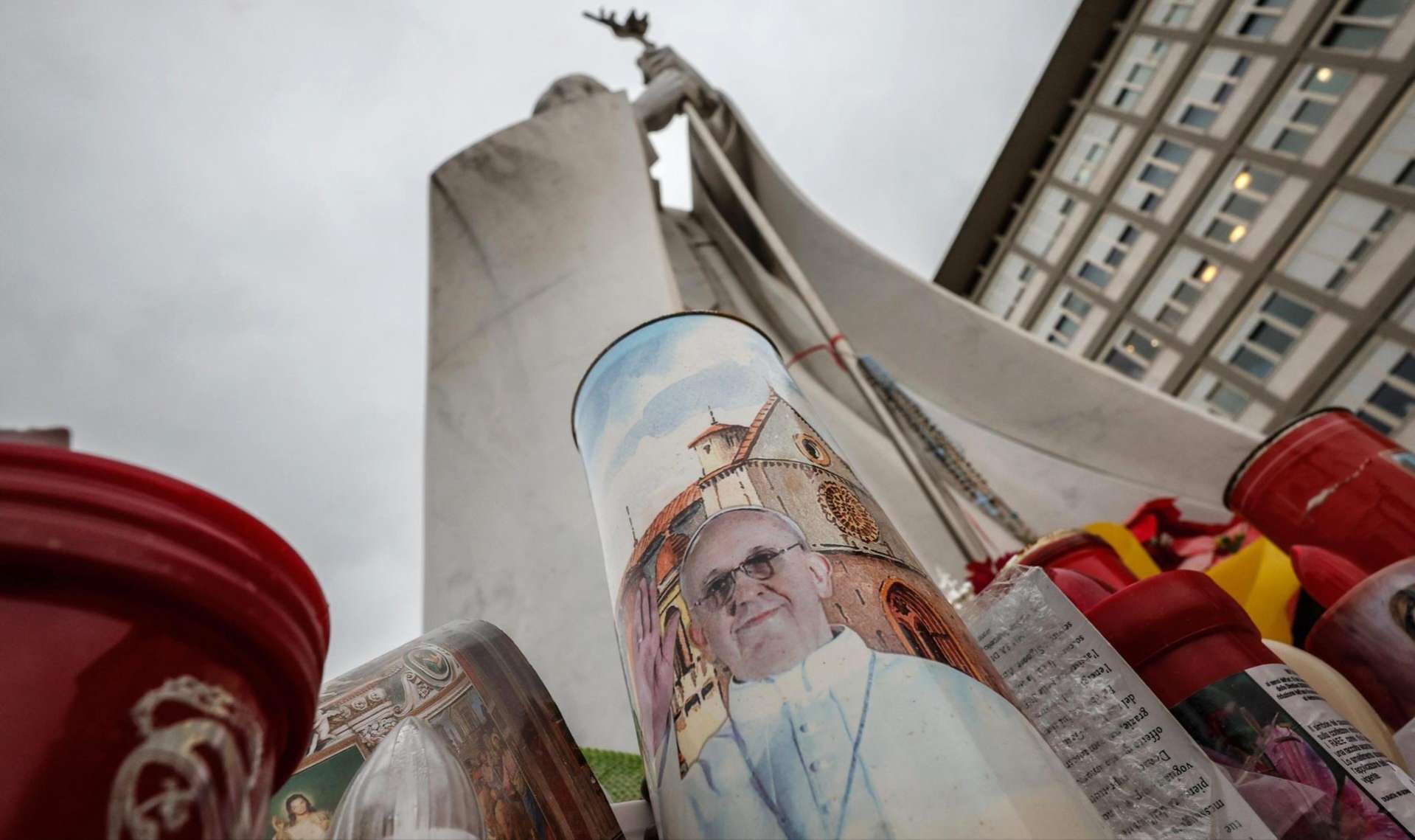 Papa Francisco llega al mes hospitalizado «estable», pero con una «lenta» recuperación